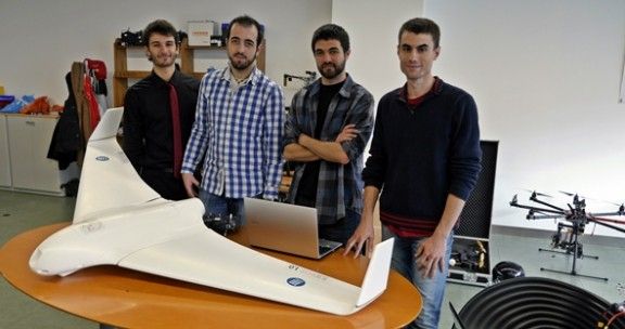 Aleix Ripoll, Aleix Figueres, Hugo Bertiche i Arnau Garcia amb el seu drone 