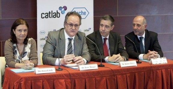 Representants del Catlab, Roche Diagnostics i Hospital Solutions, en la presentació de l'acord 