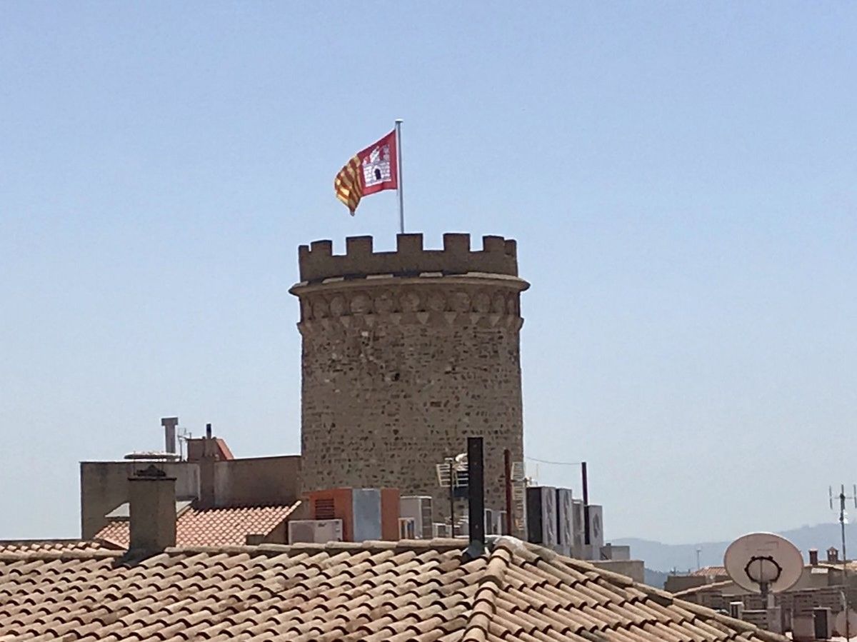 Bandera oficial de Terrassa onejant a la Torre del Palau. 