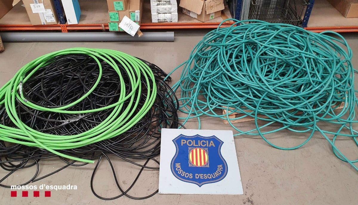 Material robat de dues empreses del polígon Riuclar de Tarragona. 