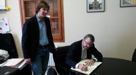Brea signant el llibre d'Honor acompanyat per l'alcalde Joan Ballbè