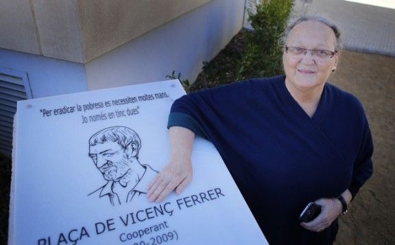 Imatges de la inauguració de la placa dedicada a Vicenç Ferrer, amb la seva dona Anna Ferrer