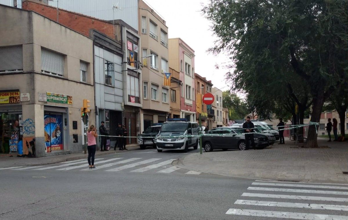 Els vehicles de la Guàrdia Civil a la plaça de les Dones del Tèxtil 