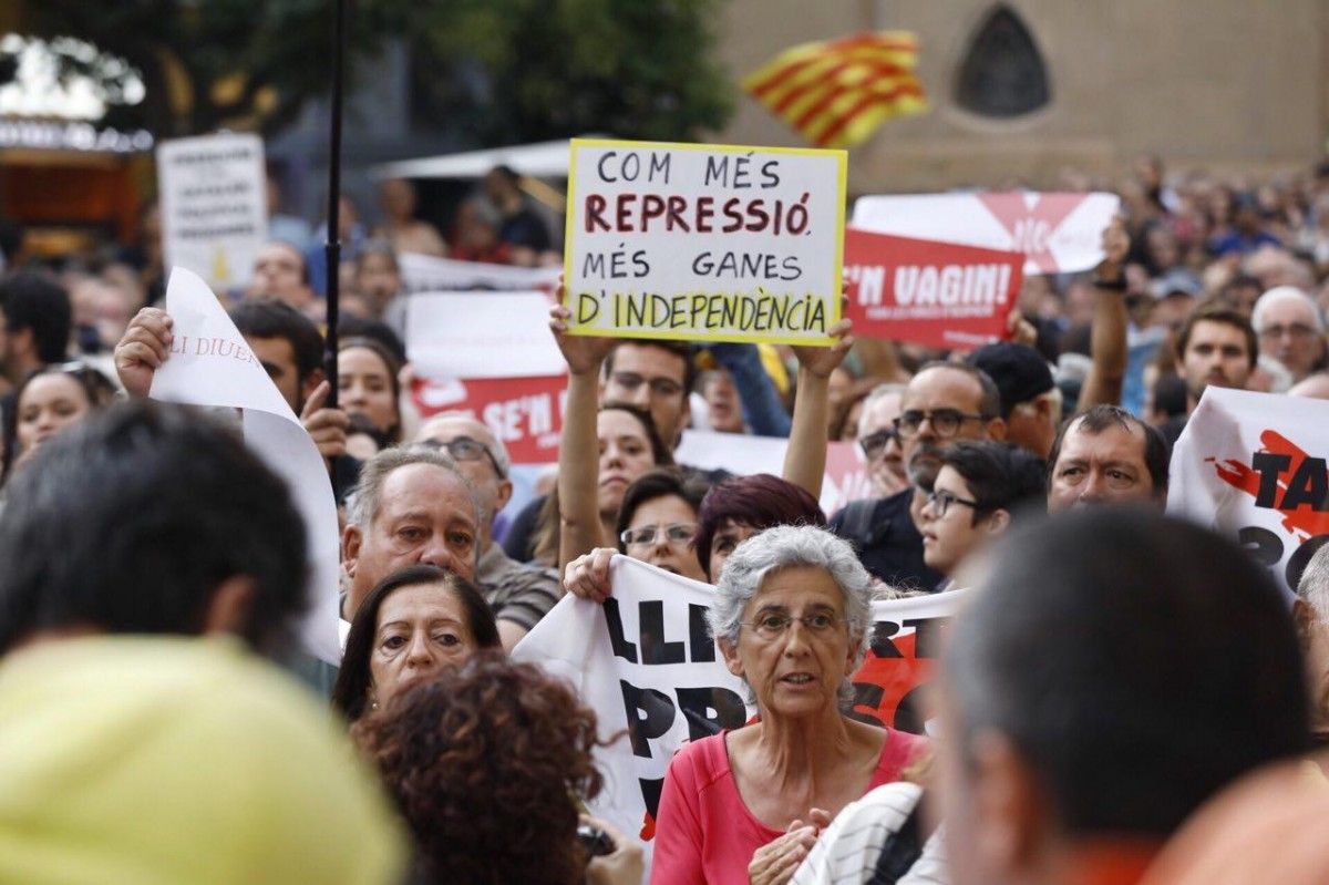 Manifestants a Sabadell, aquest dilluns en protesta per les detencions de la Guàrdia Civil