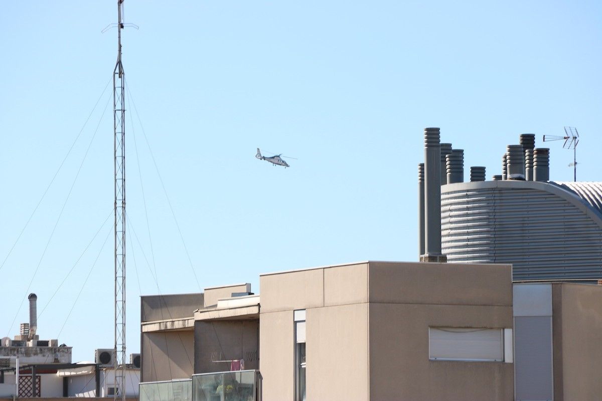 L'helicòpter de la Guàrdia Civil sobrevolant la zona sud de Sabadell