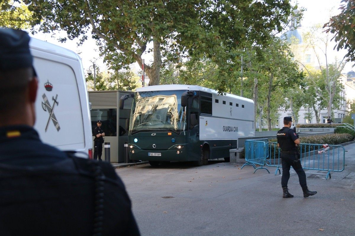 L'autocar de la Guàrdia Civil sortint de l'Audiència Nacional amb els CDR detinguts