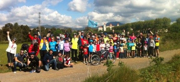 Participants a la bicicletada popular 
