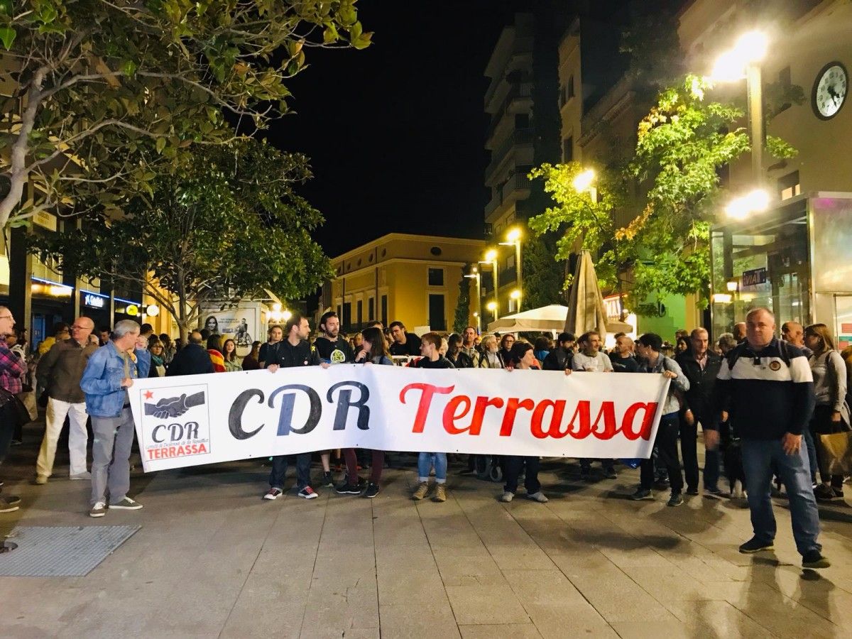 Manifestació a la comissaria de la policia espanyola de Terrassa
