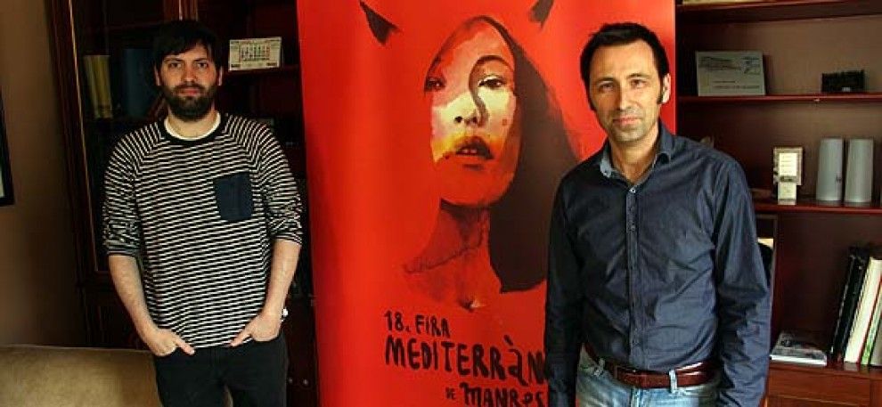 L'autor del cartell, Conrad Roset, amb el director de la Mediterrània, David Ibáñez.