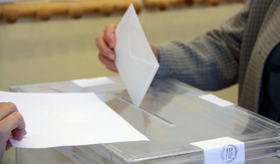 Una dona votant en un col·legi electoral.