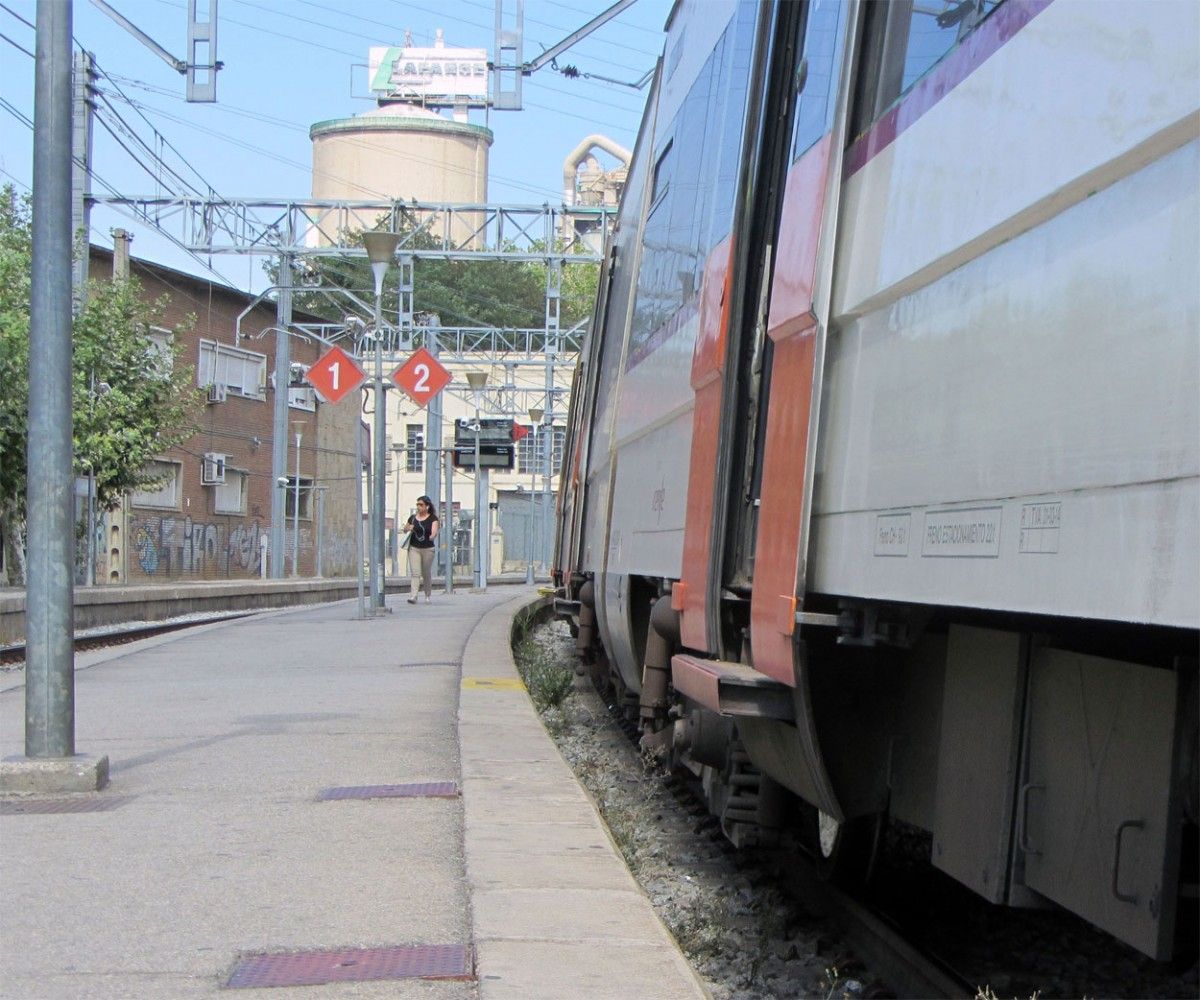Un tren aturat a la via 2 de Montcada Bifurcació, on es pot veure la diferència d'altura entre l'interior del comboi i l'andana