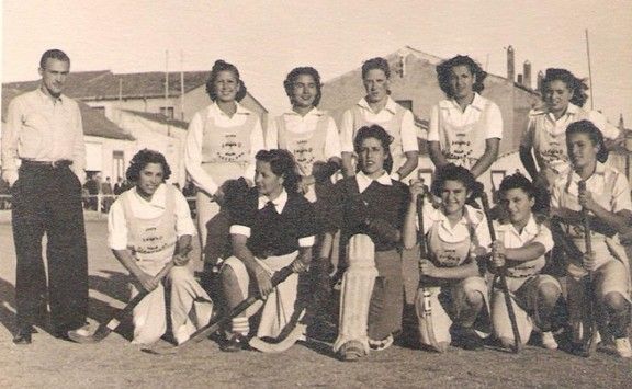 Noies de l'equip de la Secció Femenina de la Falange de Terrassa a València del dia 20 de novembre de 1940. Van jugar contra l'equip d'aquella ciutat i van guanyar les valencianes per 1-0.