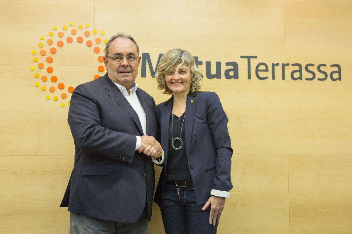 David Otero (AEMMT)  i Natàlia Albà (MútuaTerrassa) han refirmat l'acord entre les dues entitats.
