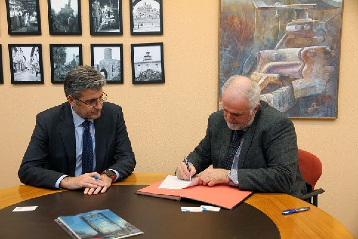 El director del mNACTEC, Jaume Perarnau signa l'acord davant  el director regional de Banc de Sabadell, Carles Espinosa.