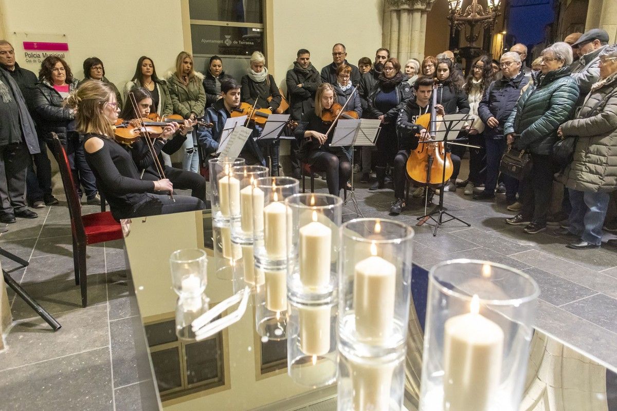 Espelmes enceses en record a les víctime de l'Holocaust dilluns a Terrassa.