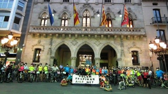 70 ciclistes van pedalar amb el lema “Volem respirar aire net” 