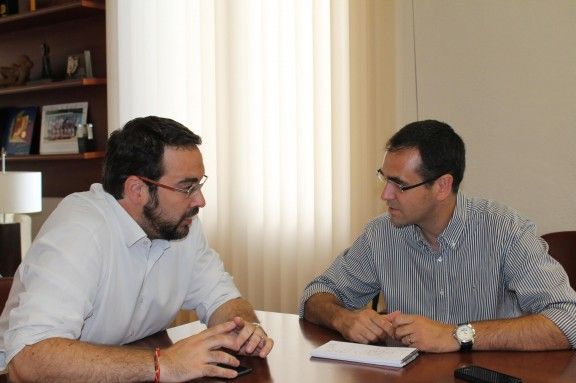 L'alcalde de Sabadell, Juli Fernàndez, en la reunió amb el president del Consell Comarcal, Ignasi Giménez. 