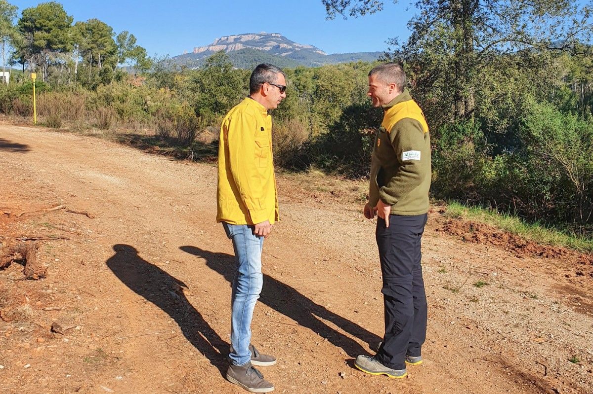 El Regidor de Protecció Civil, Xavier J. Rivero, visitant els treballs d'adeqüació al Camí de Font Espardenya.