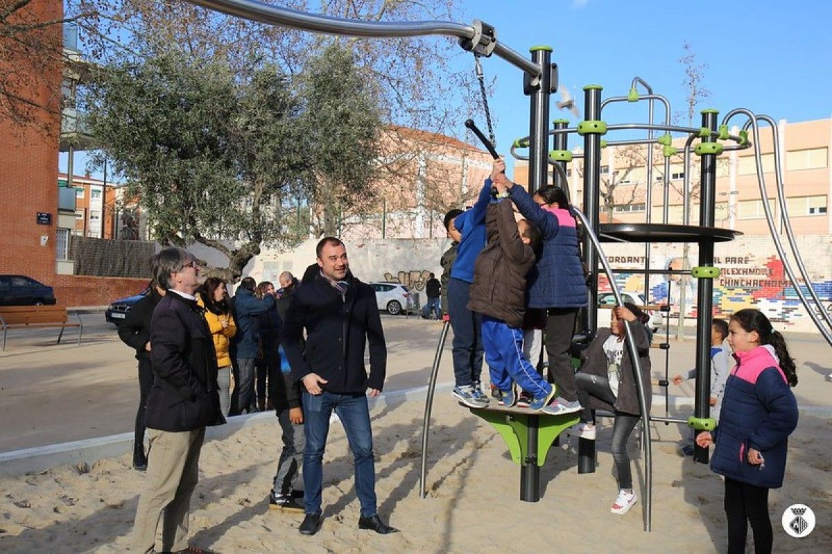 L'alcalde de Terrassa, Jordi Ballart, visita un dels parcs renovats.