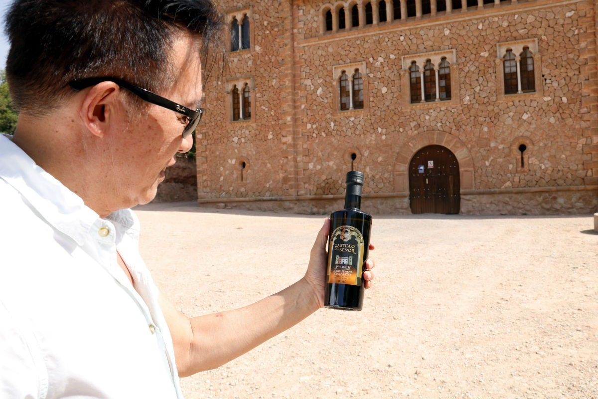 Lam Chuen, importador d'oli a la Xina i president de la Unió d'Associacions Xineses de Catalunya