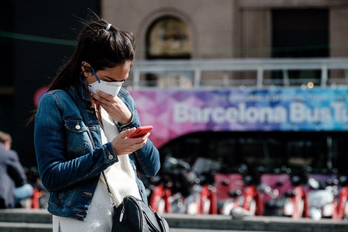 Una noia amb mascareta, a Barcelona.