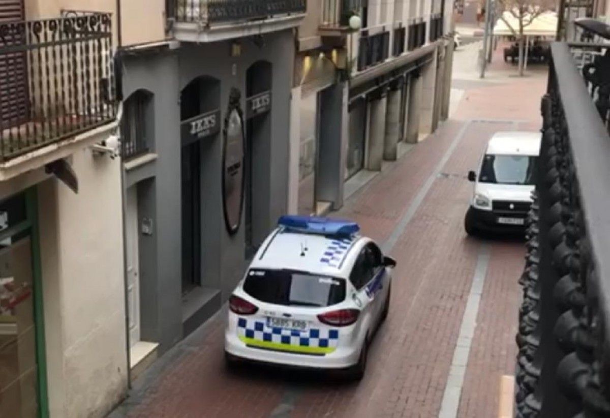 Vehicle de la Policia Municipal de Terrassa pel carrer Font Vella. 