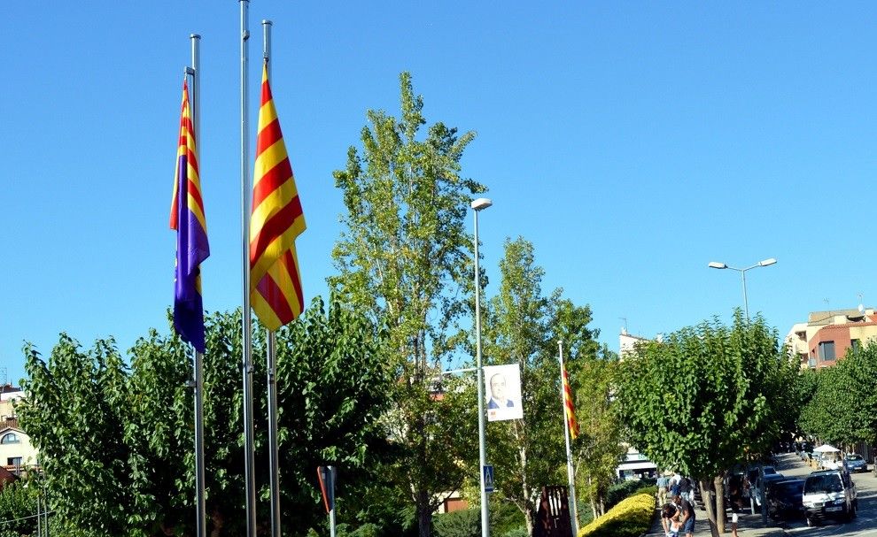 Entre les banderes de l'Ajuntament de Castellbisbal ja no hi ha l'estelada