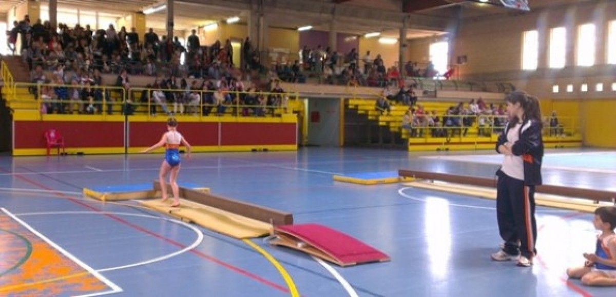 Competició de gimnàstica al poliesportiu de Can Jofresa.