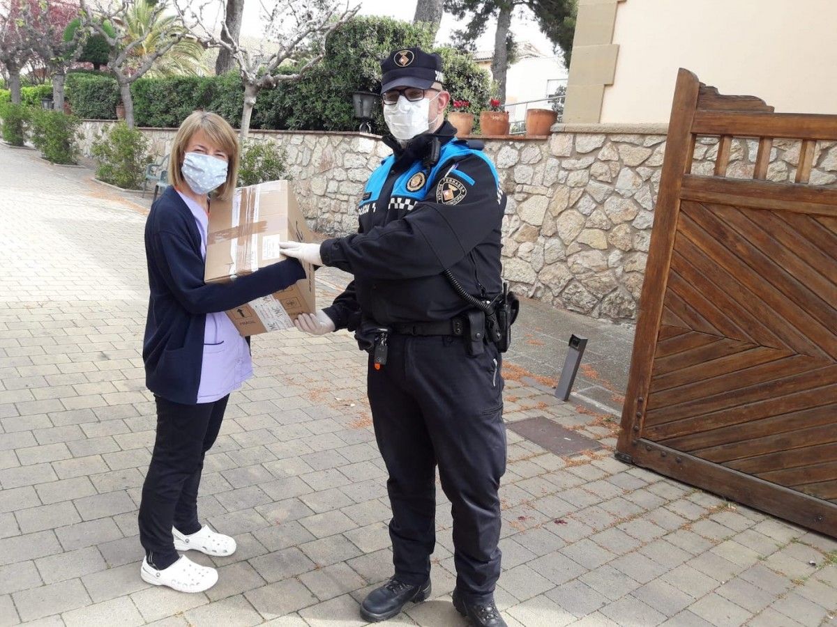 Un agent de la Policia Municipal de Terrassa lliure material a una auxiliar geriàtrica.