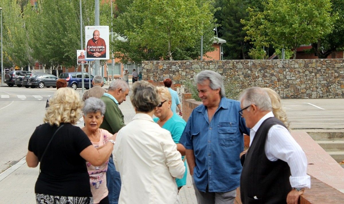 Un grup de jubilats, de tertúlia davant d'un col·legi electoral de Terrassa