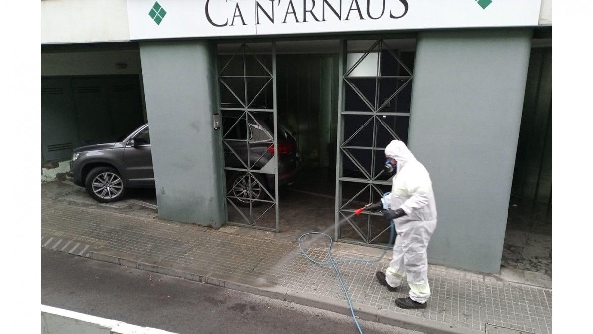 Un operari de l'Ajuntament de Terrassa desinfecta l'entrada d'una residència d'ancians.