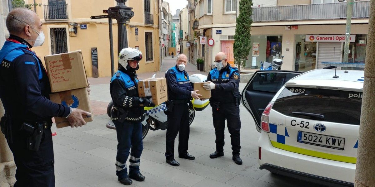 La Policia Municipal de Terrassa traslladant mascaretes a residències de la gent gran. 