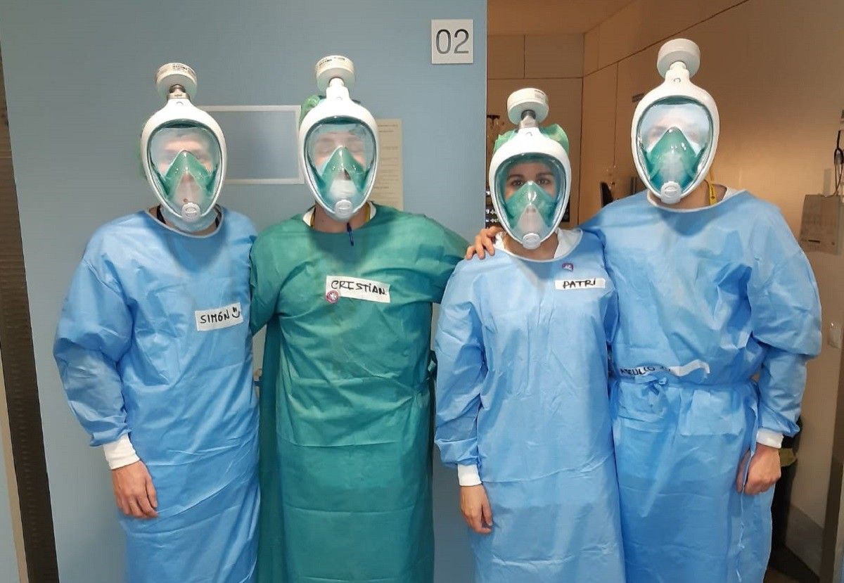 Sanitaris de l'Hospital Sant Pau amb la mascareta de busseig modificada amb impressora 3D.