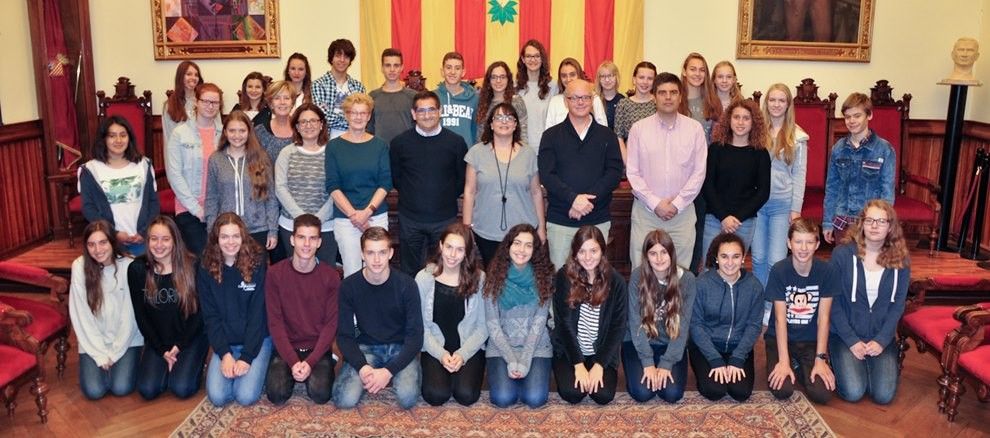 Alumnes catalans i holandesos a la sala de plens