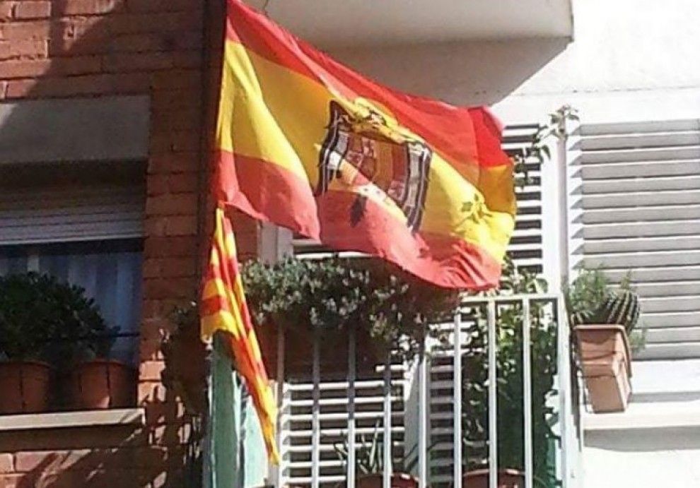Bandera preconstitucional en un balcó d'un pis de Ca n'Anglada