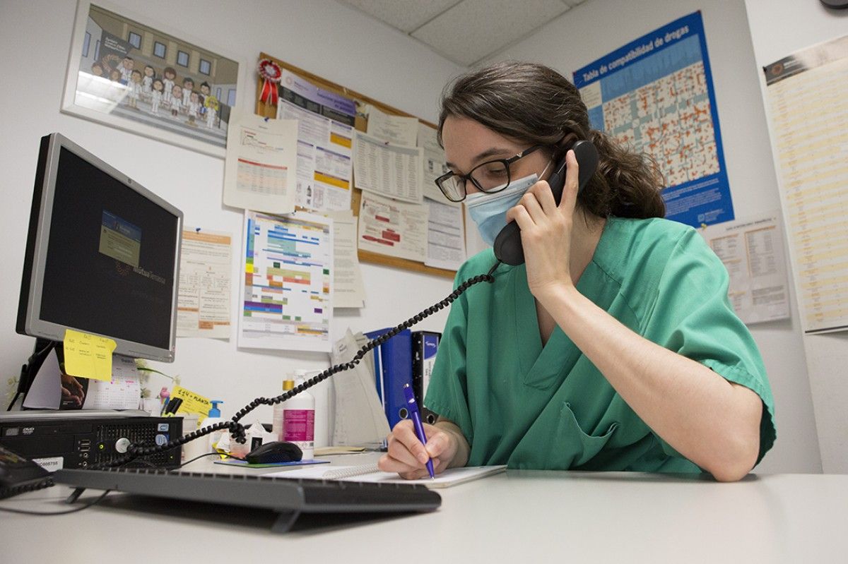 Una treballadora del Servei de Farmàcia atén un pacient telefònicament.