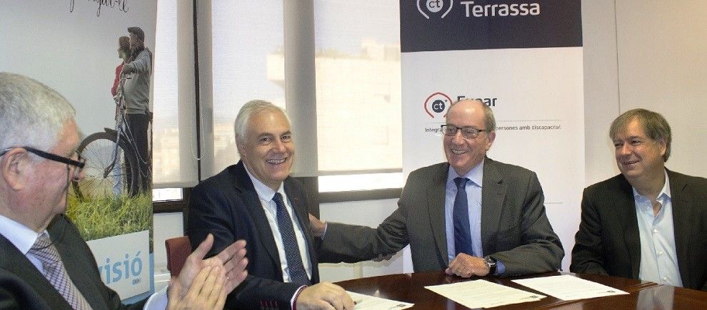 Signatura de l’acord per part del president de La Previsió, Rafel Martínez, i  el president de la Fundació Antiga Caixa de Terrassa, Ignasi Cusidó.