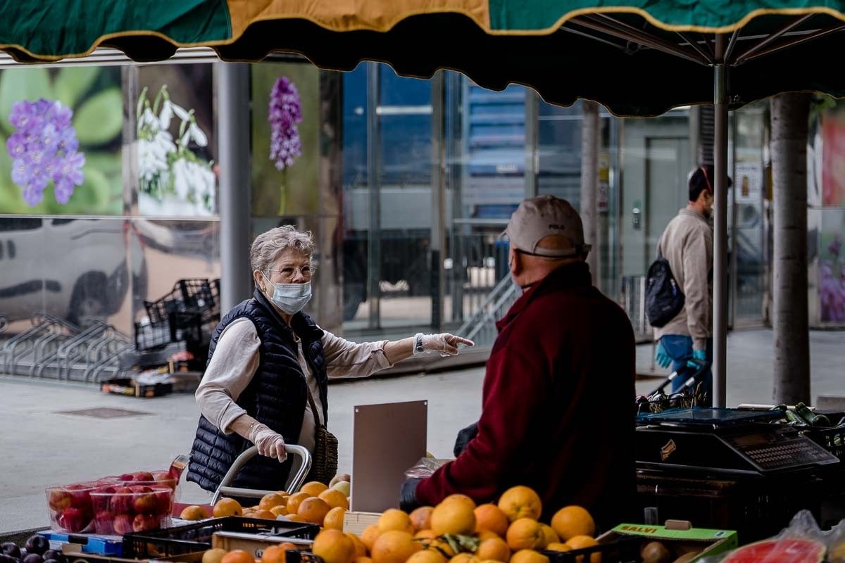 Mercat a la plaça Fra Bernadí de Manlleu.