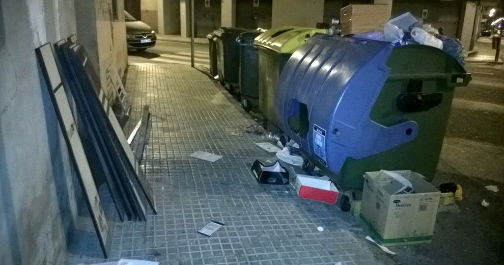 Estat habitual dels contenidors del carrer d'Historiador Cardús amb Girona 