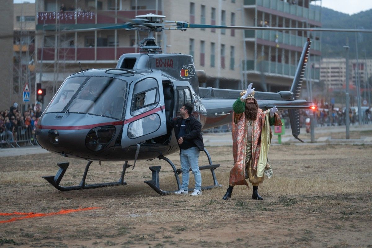 El Rei Gaspar baixant de l'helicòpter que els ha portat a Terrassa