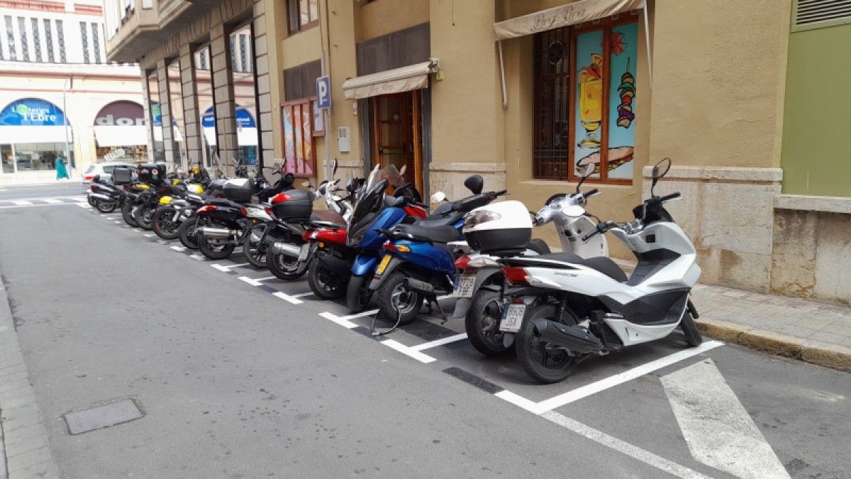 Un aparcament per a motocicletes