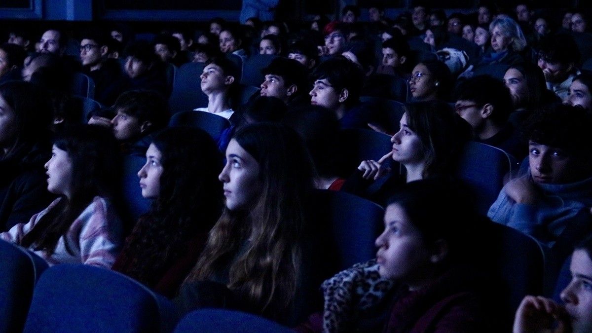 Joves de Terrassa veient un curt del Sex Education Film Festival