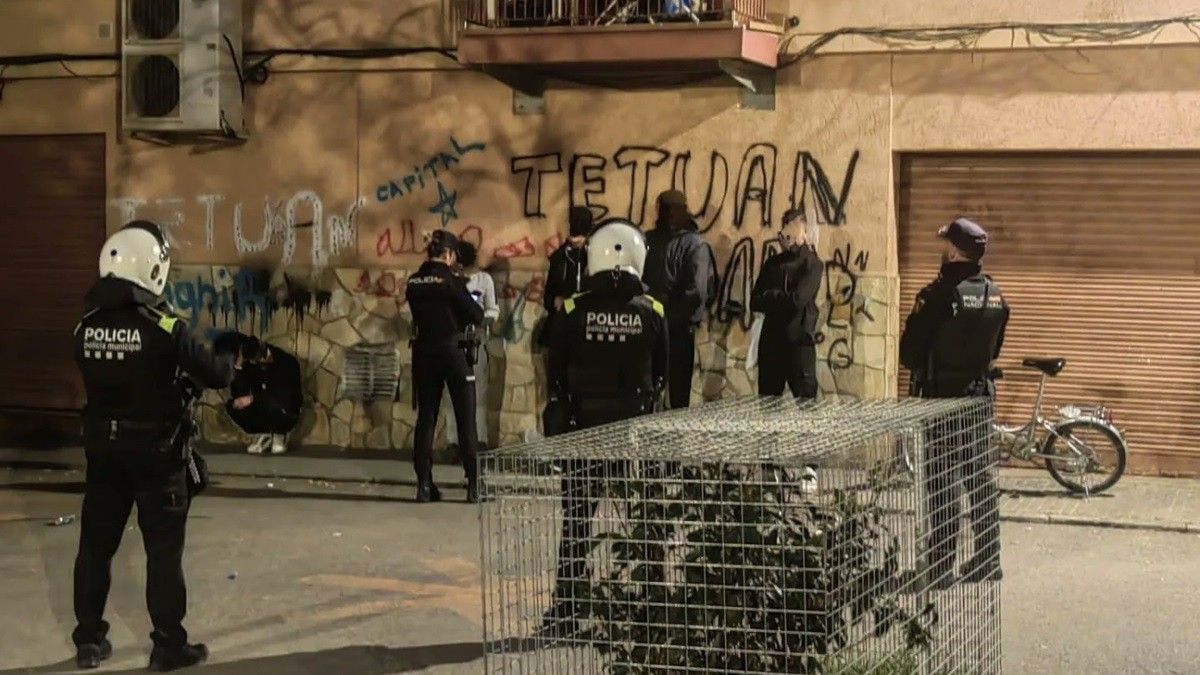 El dispositiu policial a la plaça Rosa Parks de Terrassa