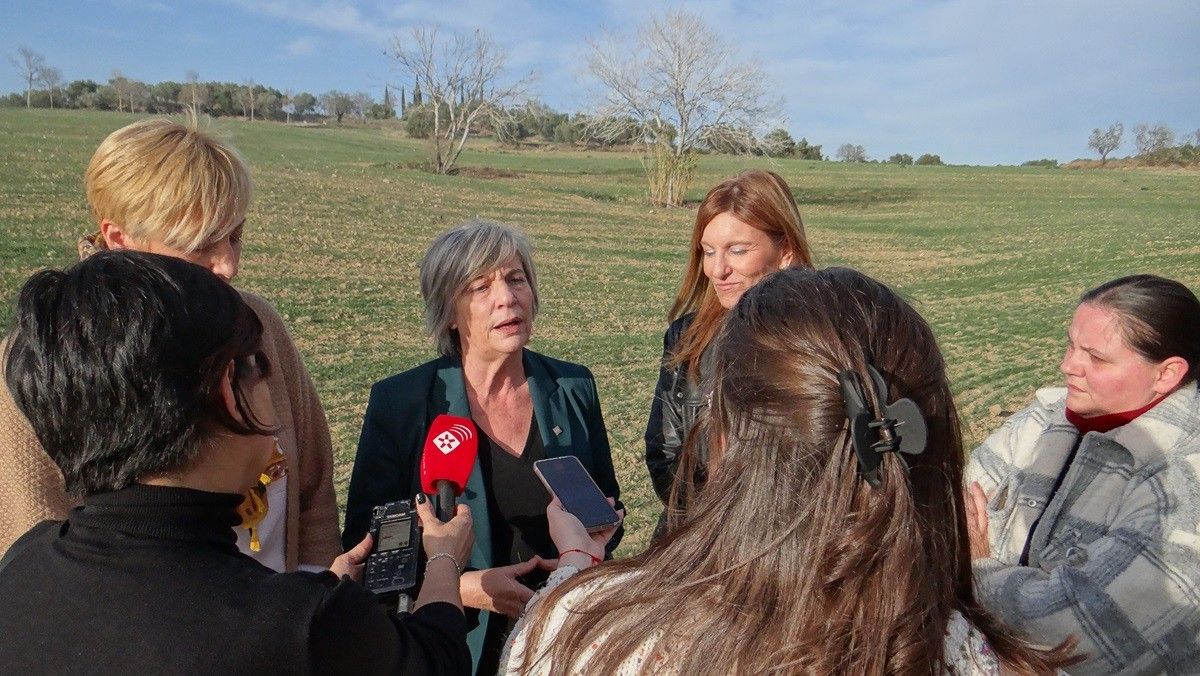 La diputada i regidora socialista Eva Candela explica l'acord de pressupost