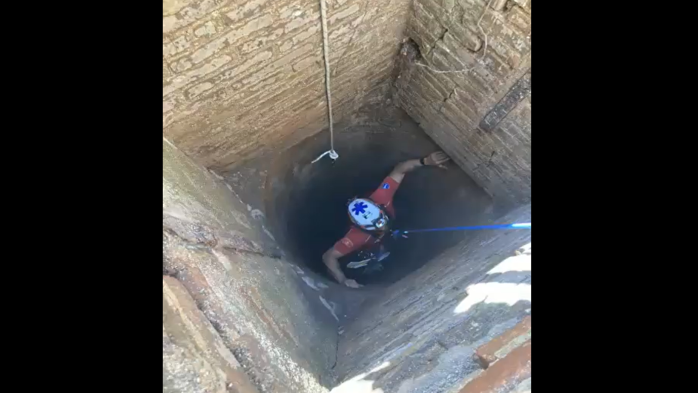 Moment del rescat d'una persona en un pou. 