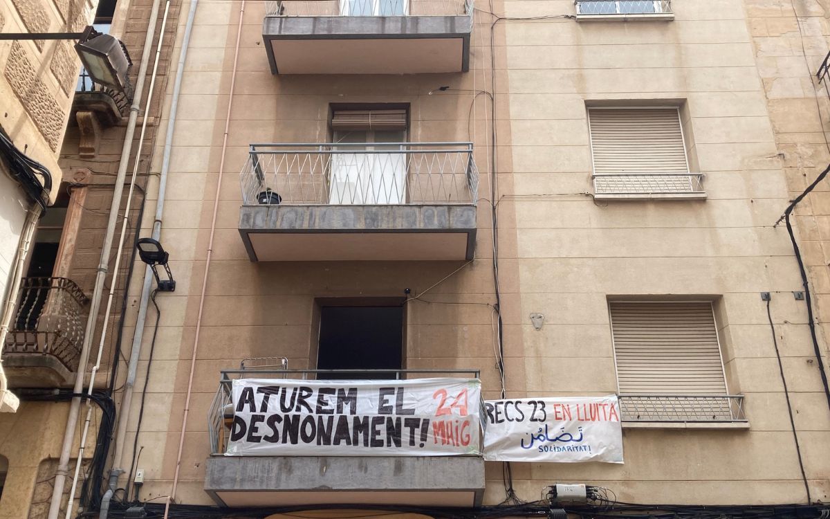 Pancartes en contra d'un desnonament a Reus.