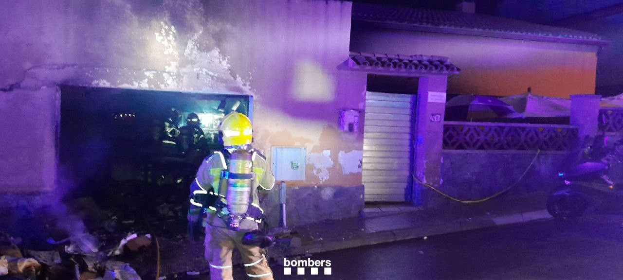 Bombers durant l'incendi en un garatge a Terrassa