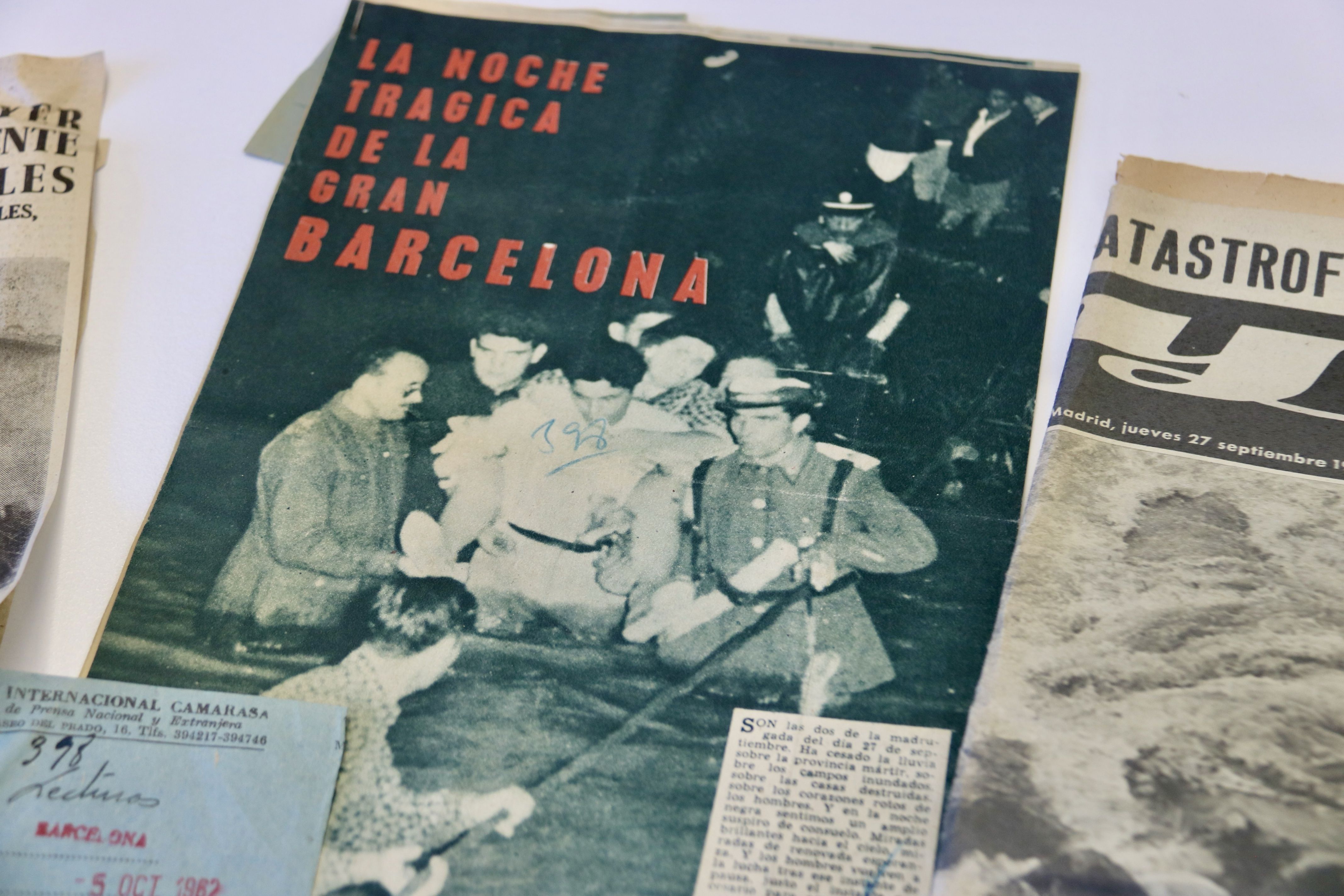 Portada d'una revista amb imatges de la riuada de 1962 a Terrassa