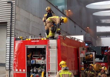 Bombers treballant en l'incendi de Vacarisses.