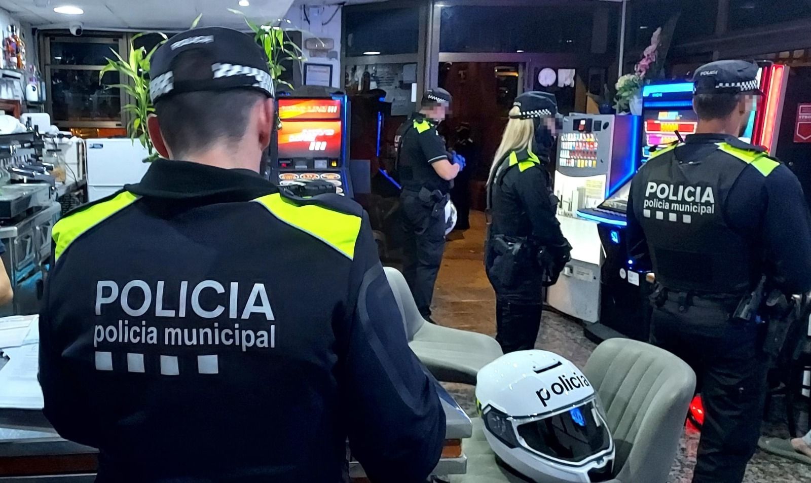 Operatiu policial en un establiment de Terrassa. 